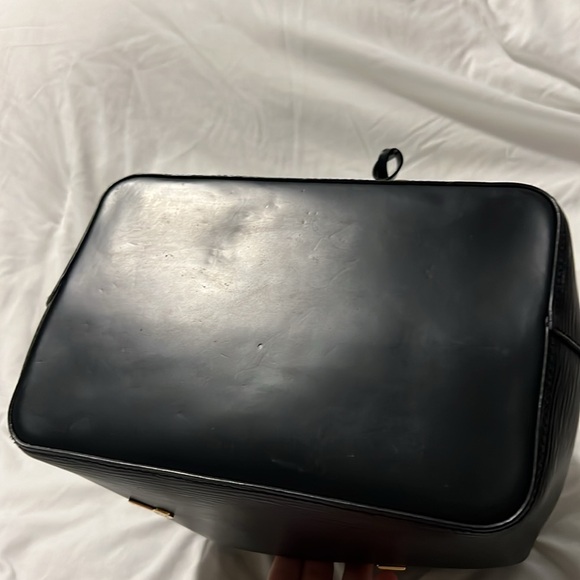 Louis Vuitton Neonoe Epi Love Lock (L.L.) Noir - Picture 5 of 9